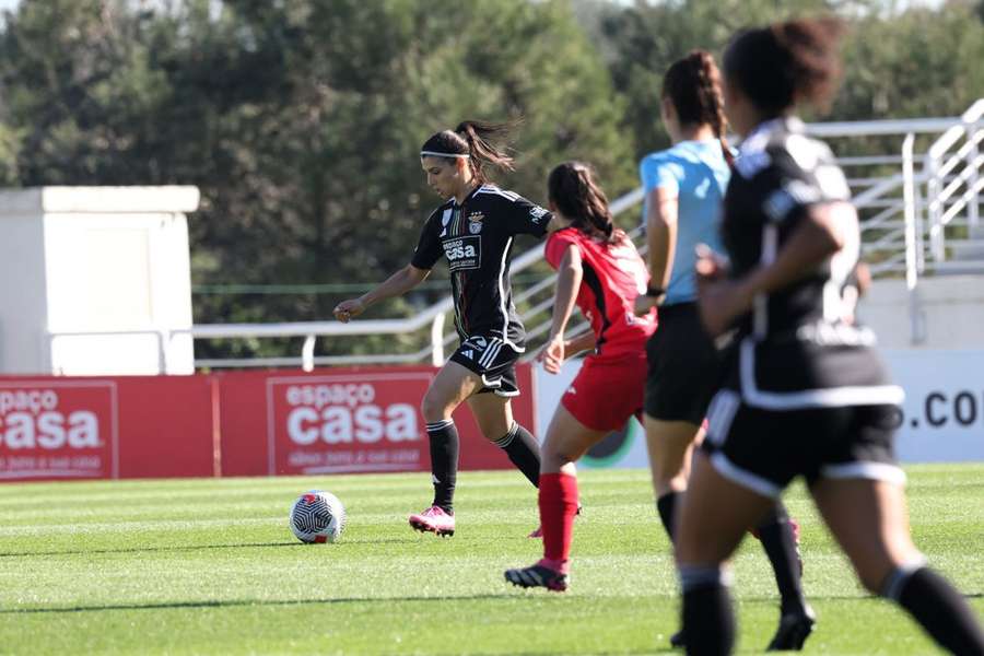 Carole Costa marcou de penálti na goleada do Benfica