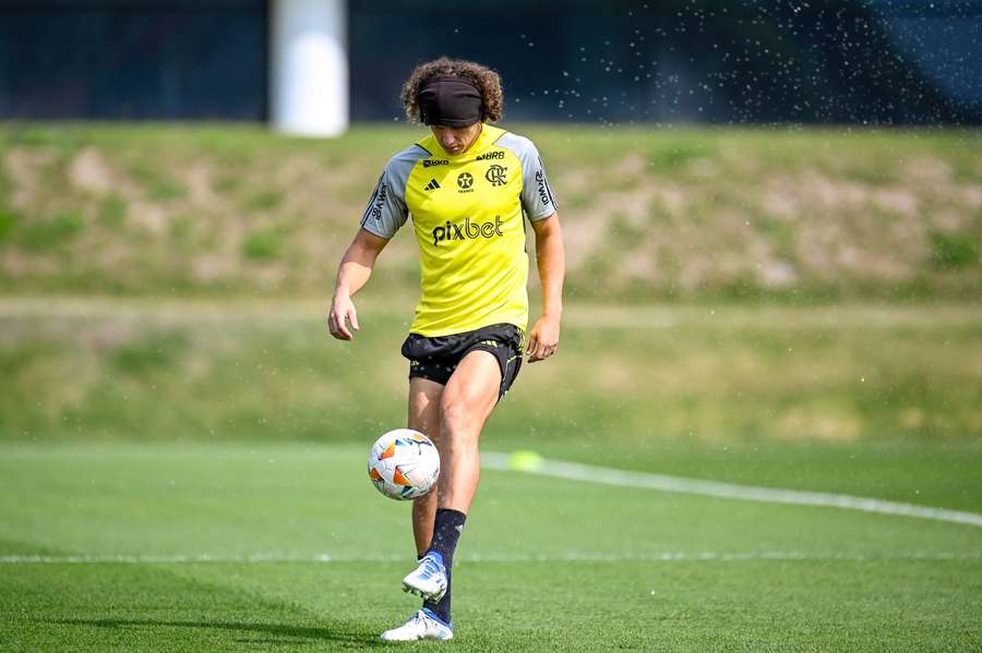 Zagueiro David Luiz treinando para o jogo em La Paz