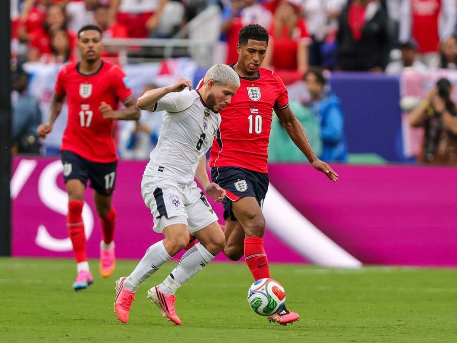 Martínez v súboji s Bellinghamom.