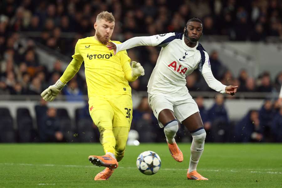 Jindřich Staněk odklízí balon před Randalem Kolo Muanim. Jindřich Staněk odklízí balon před Randalem Kolo Muanim.