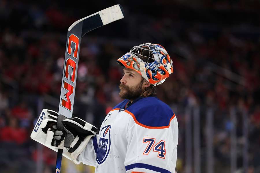Oilers' Stuart Skinner takes a break on the ice (2025) Oilers' Stuart Skinner takes a break on the ice (2025)