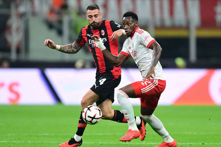 Mario Gila (I) durante un Milan - Benfica de Champions Mario Gila (I) durante un Milan - Benfica de Champions