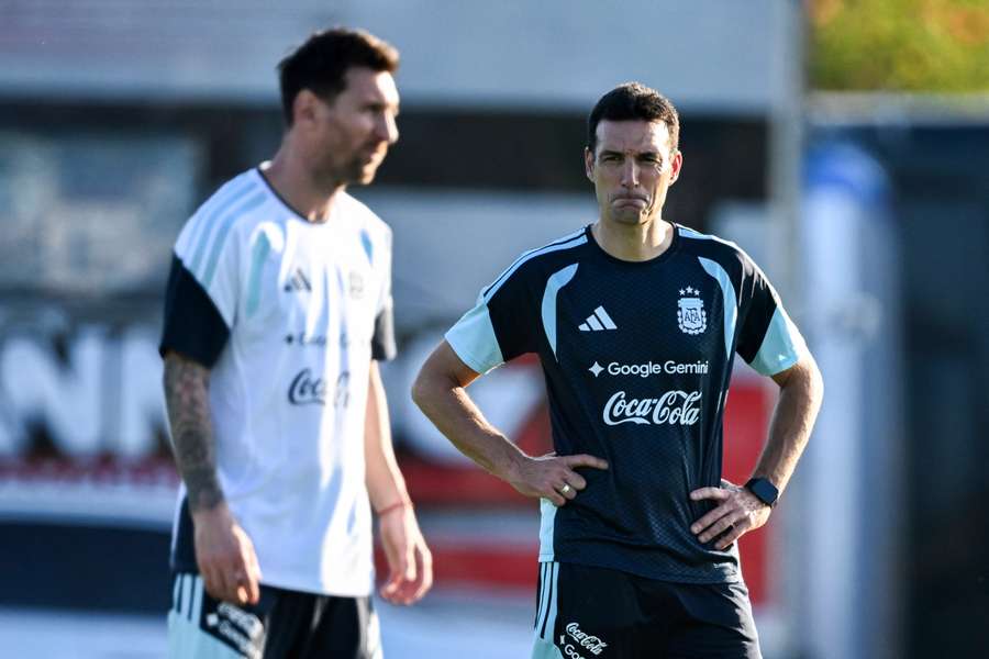 Scaloni watches on as Messi trains