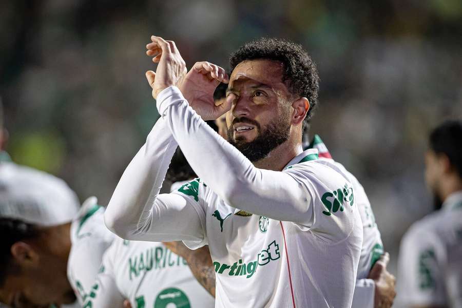 Felipe Anderson brilhou com um gol e duas assistências