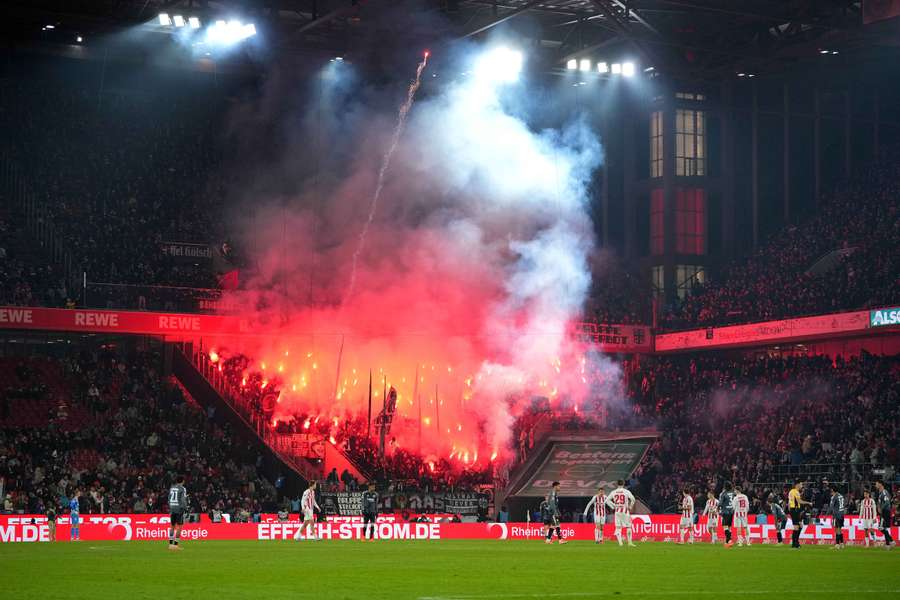 Die Partie wurde zudem wegen Pyro auf dem Rasen unterbrochen