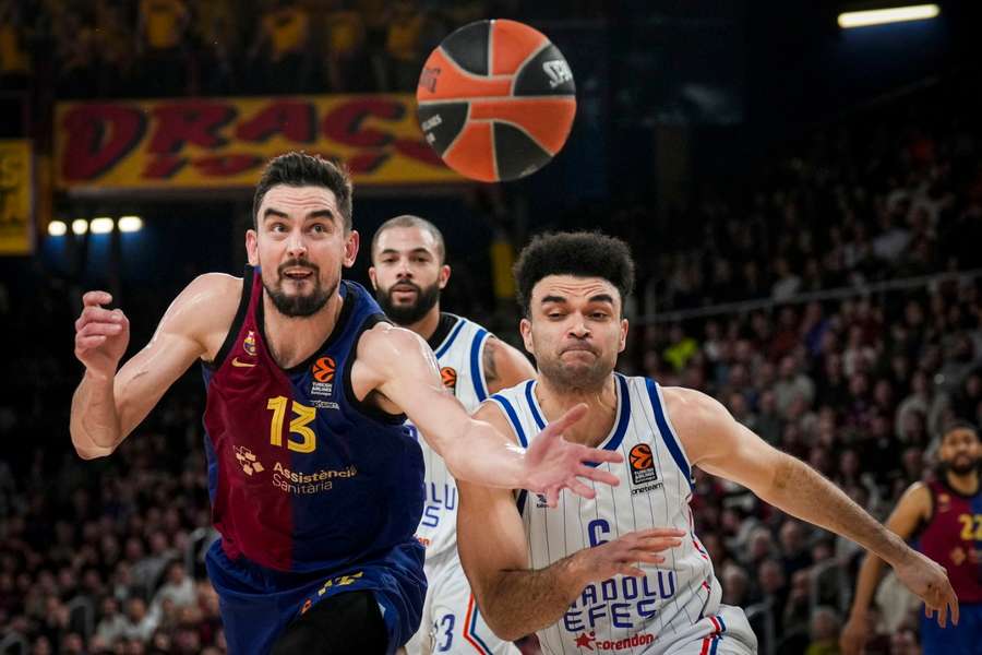 Tomas Satoransky pelea un balón con Elijah Bryant
