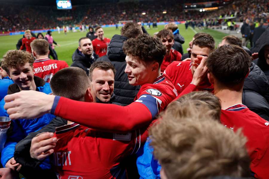 Los checos, con Krejci a la cabeza, celebran su pase a la final de la repesca tras ganar en los penaltis a la República de Irlanda