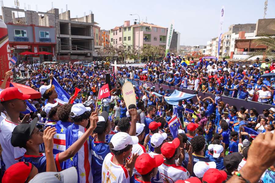 Des supporters de Cabo Verde assistent au match de football contre l’Espagne dans la fanzone de la place du Palmarejo, à Praia, Cabo Verde