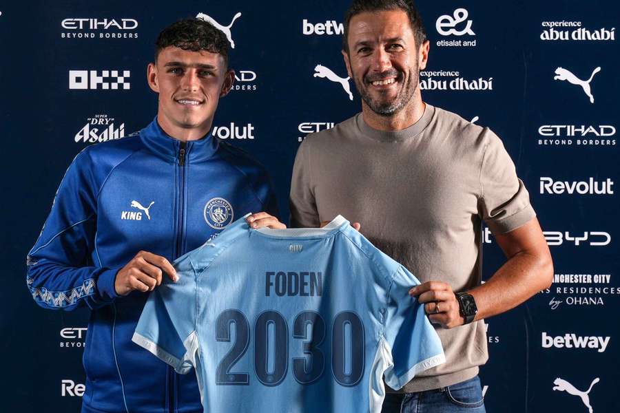 Phil Foden com Hugo Viana na renovação de contrato Phil Foden com Hugo Viana na renovação de contrato