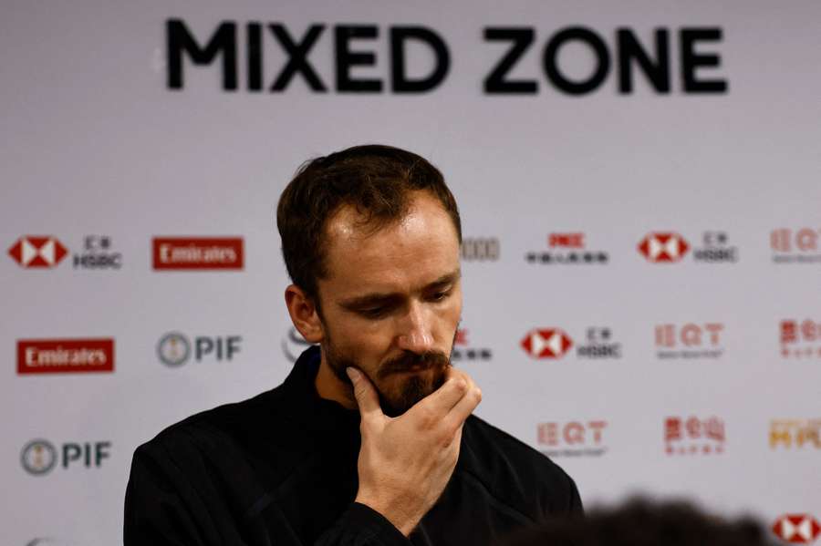 Medvedev spoznal trest za incident v Číne. Medvedev spoznal trest za incident v Číne.