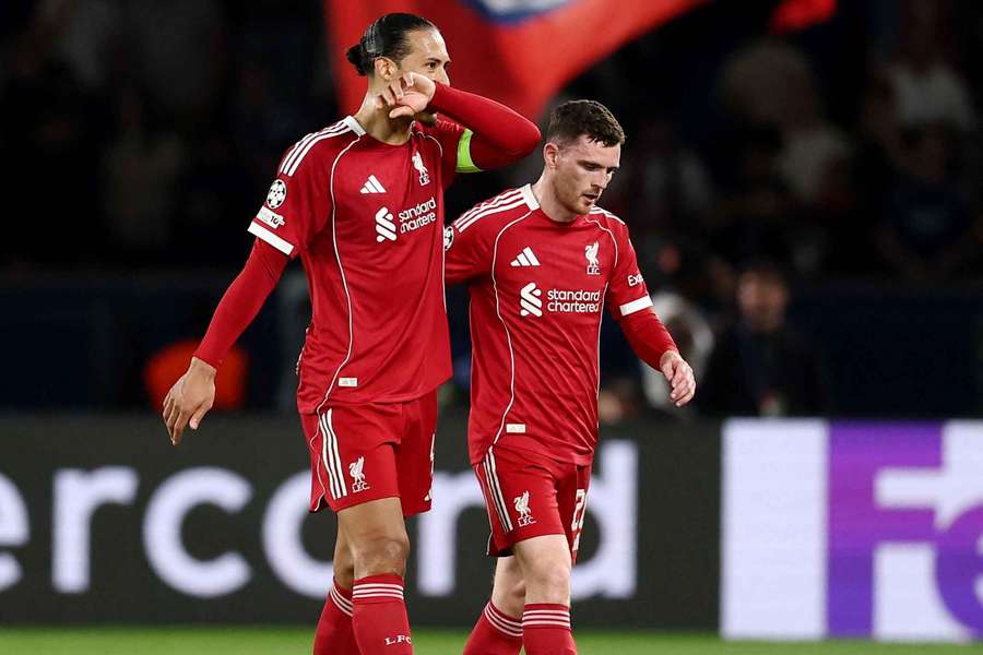 Robertson com Van Dijk, capitão do Liverpool