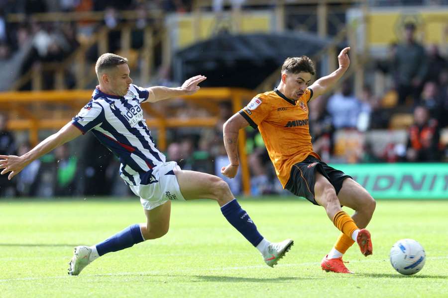 Championship: Wolves vence dérbi com portugueses no onze e Rúben Neves nas bancadas (1-0) Championship: Wolves vence dérbi com portugueses no onze e Rúben Neves nas bancadas (1-0)