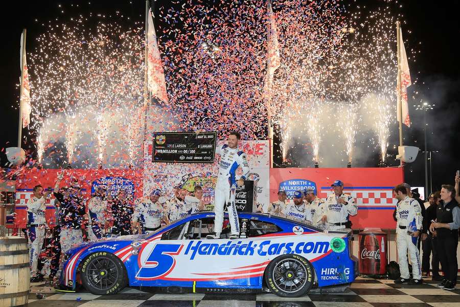 Larson fez uma exibição dominante no North Wilkesboro Speedway