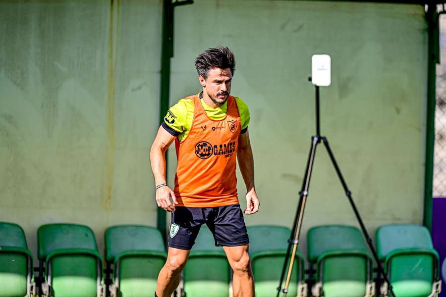 Willian Bigode treinou com os novos companheiros de América-MG nesta segunda-feira (3)