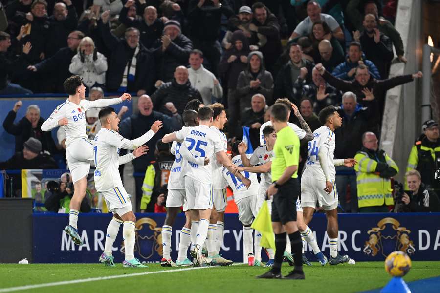 O Leeds United festeja depois de Georginio Rutter marcar o primeiro golo da sua equipa 