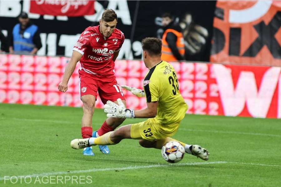 Dennis Politic a semnat o dublă pentru Dinamo
