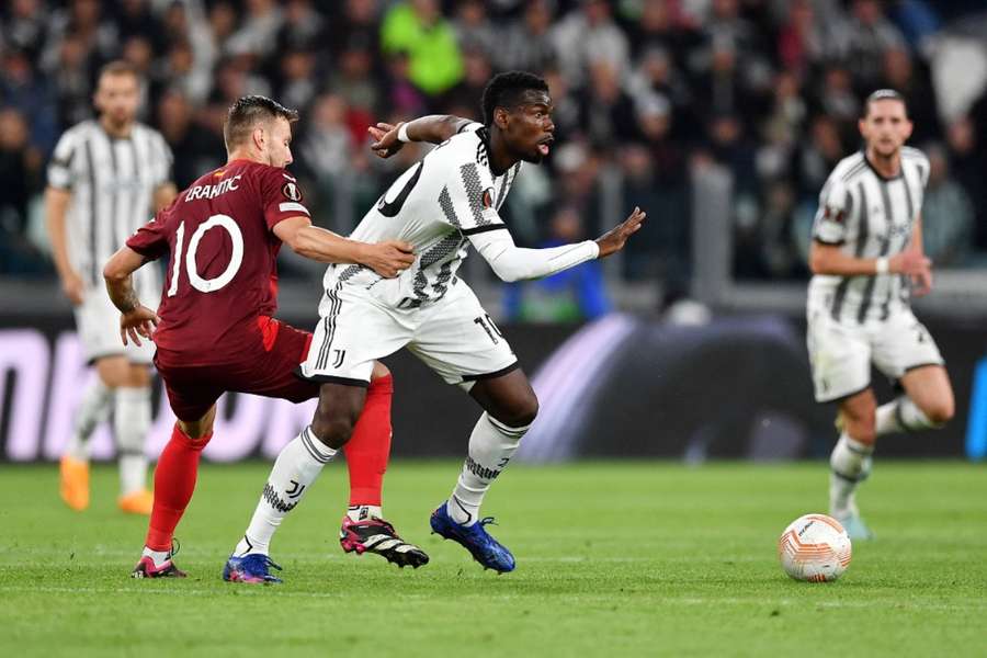 Zápas Juventusu, za který odehrál závěrečných 20 minut i Paul Pogba, se Sevillou vítěze nenašel.