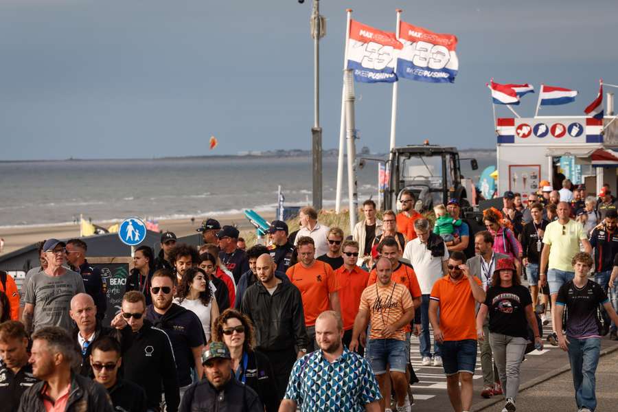 Fãs da F1 caminham na praia