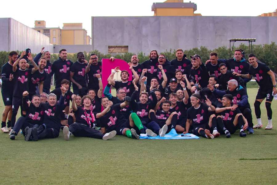 I giocatori dell'Athletic Palermo festeggiano la promozione in Serie D