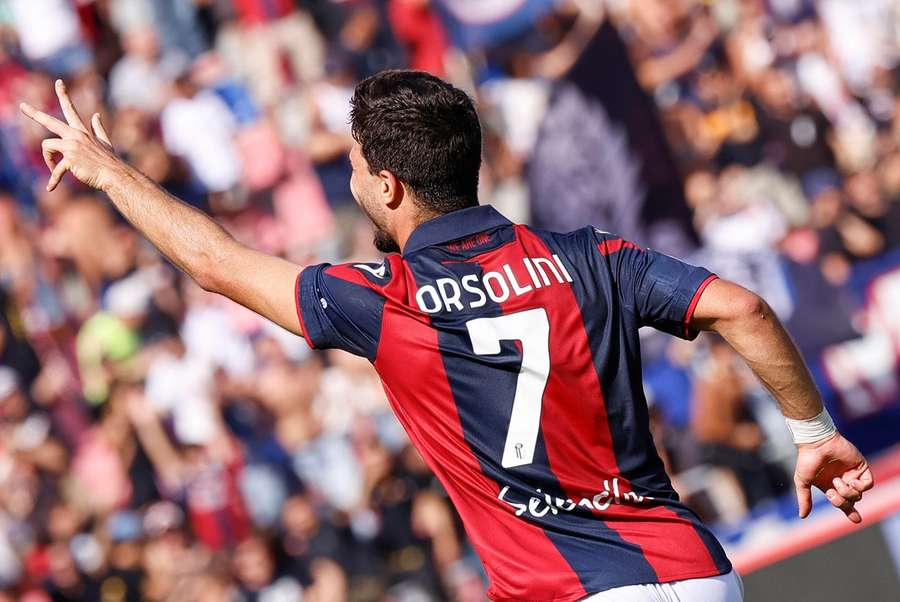 Orsolini festeja o seu primeiro hat-trick na Serie A pelo Bolonha