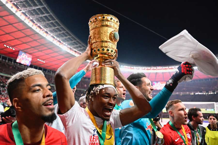 Die Spieler des DFB-Pokalsiegers von RB Leipzig präsentieren Pokal am Burgplatz
