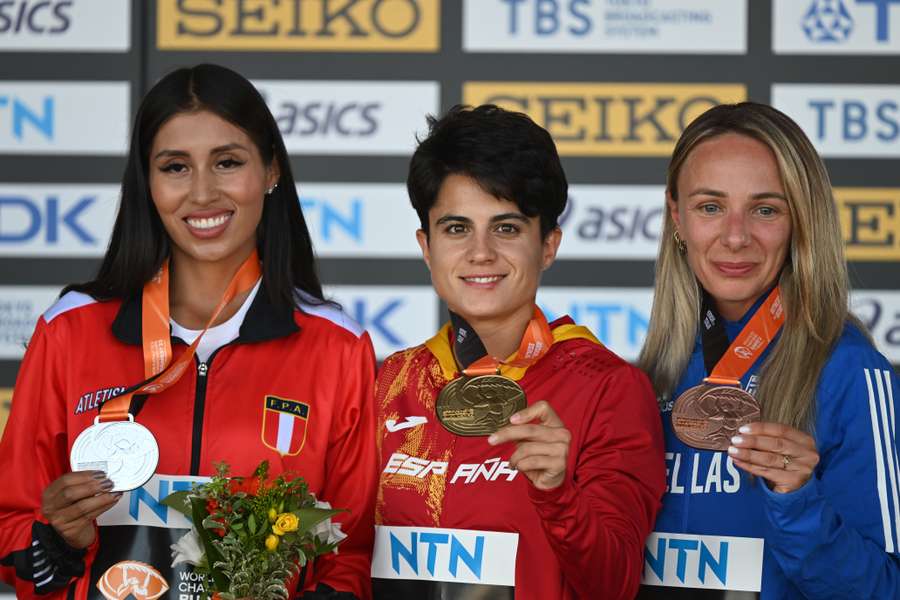 María Pérez, en el centro tras lograr el oro.
