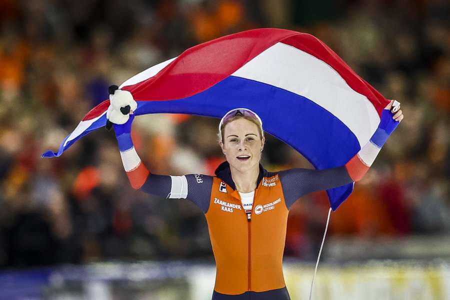 Marijke Groenewoud met de Nederlandse vlag na de zege op de 3.000 meter