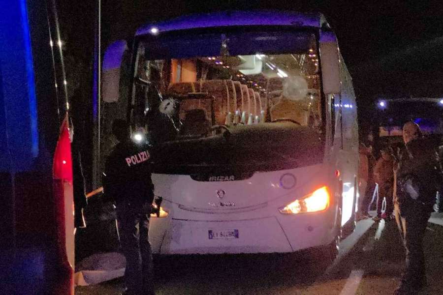 Auf der Windschutzscheibe des Busses sind die Steintreffer zu erkennen.