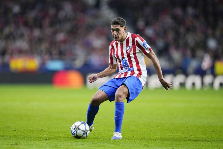 Nahuel Molina da un pase