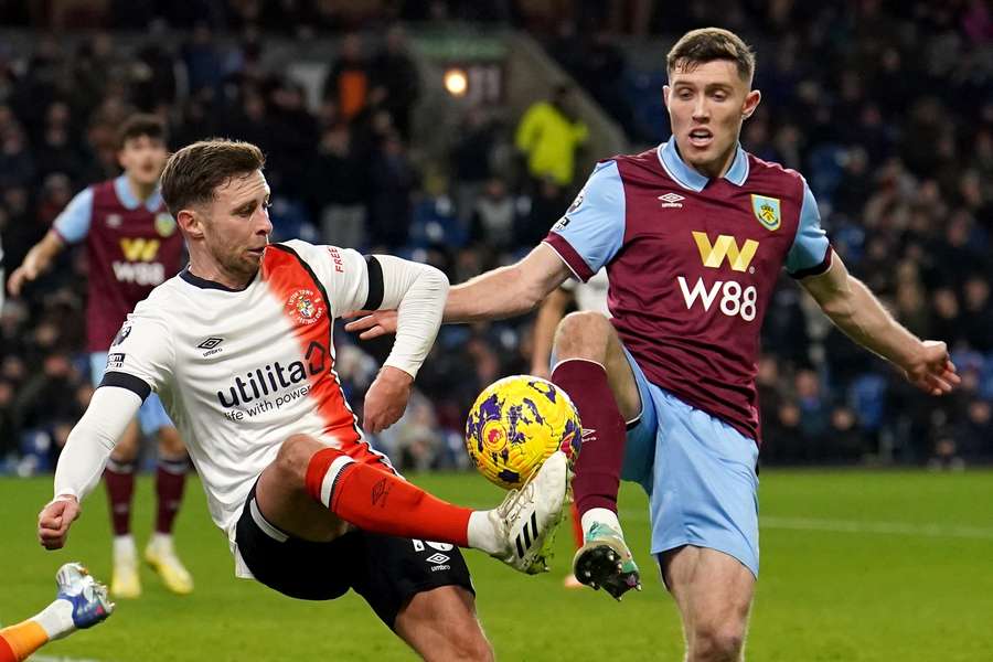 Hostující Luton v závěru vyrovnal v Burnley na konečných 1:1.