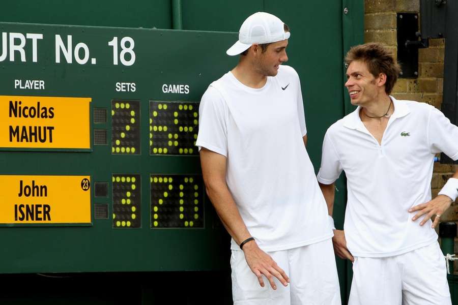 Isner (vlevo) a Mahut po rekordním zápase, který ve Wimbledonu v roce 2010 trval přes 11 hodin. 