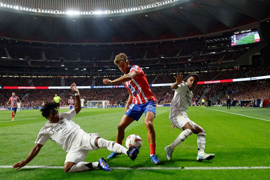 Endrick lucha con Llorente por un balón en el derbi