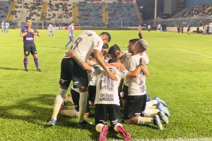 Jogadores do Corinthians comemoram vitória em ritmo de treino