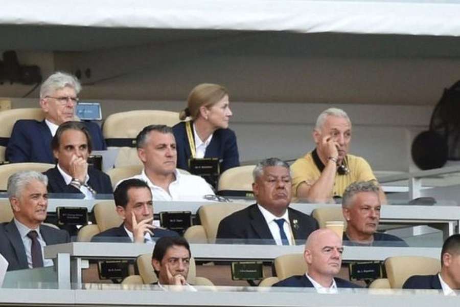 Pedro Proença atrás de Rui Costa e Gianni Infantino na tribuna do Hard Rock Stadium