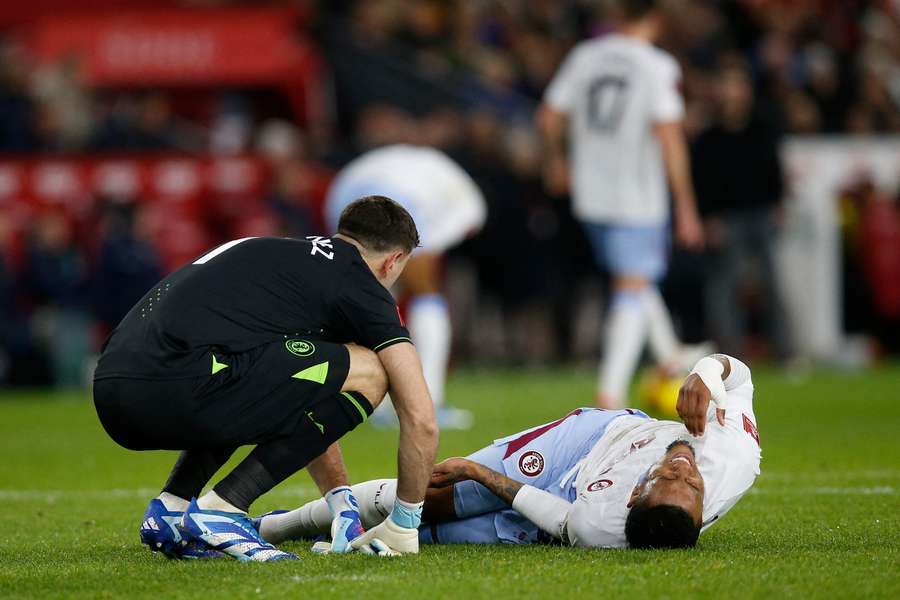 Ezri Konsa lesionou-se contra o Sheffield United no domingo