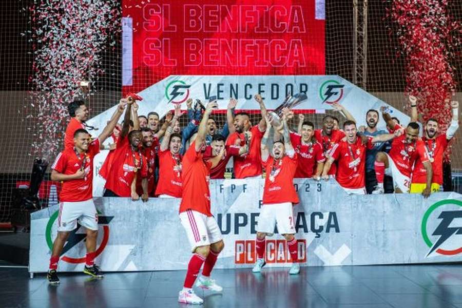 A festa do Benfica no momento de levantar a Supertaça