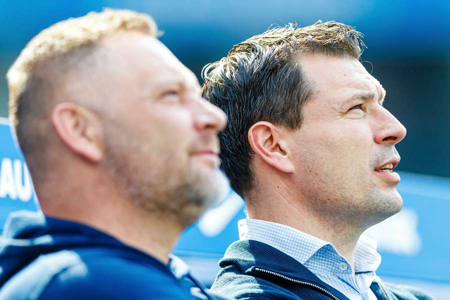 Hertha-Sportdirektor Benjamin Weber (re.) und Trainer Pal Dardai (li.) mit nach vorn gerichtetem Blick