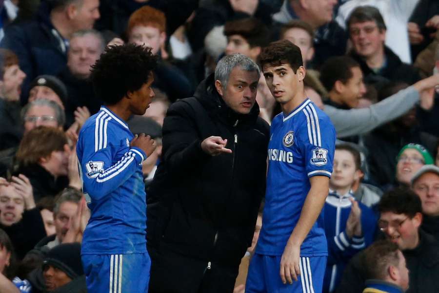 Willian, left, alongside Jose Mourinho, centre, and Oscar, right, in 2014