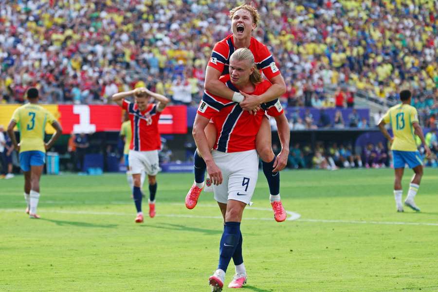 Haaland e Schjelderup celebram golo frente ao Brasil Haaland e Schjelderup celebram golo frente ao Brasil