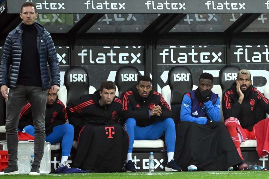 Julian Nagelsmann (li.) vor der Bayern-Bank mit Thomas Müller, der bereits nach 15 Minuten ausgewechselt wurde.