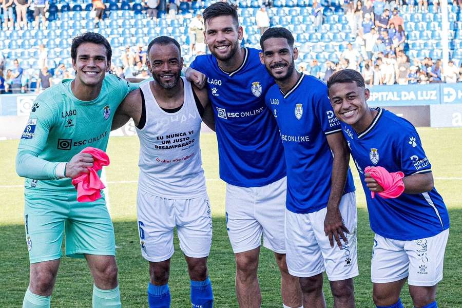 Diego Callai com alguns os companheiros do Feirense