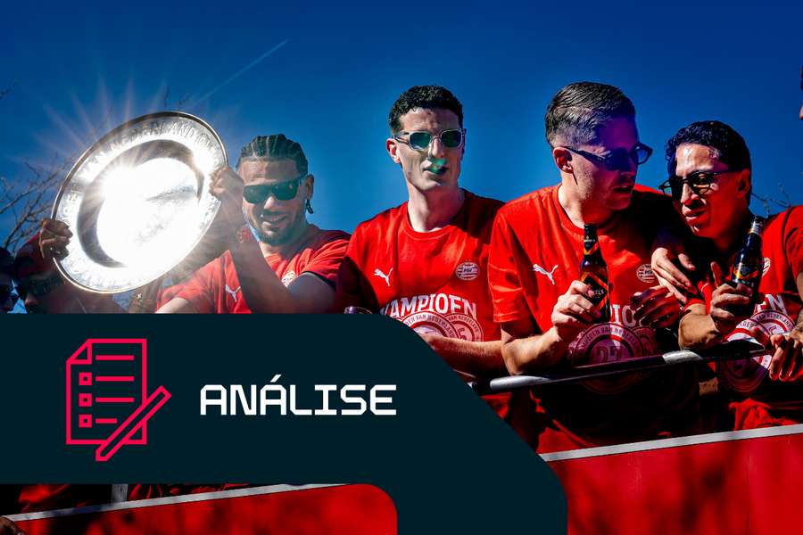 Os jogadores do PSV celebram a conquista do terceiro título consecutivo durante o desfile da vitória em Eindhoven Os jogadores do PSV celebram a conquista do terceiro título consecutivo durante o desfile da vitória em Eindhoven
