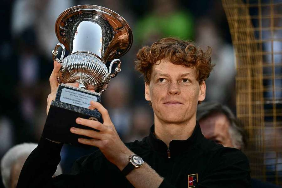 Jannik Sinner pózuje s vítěznou trofejí.