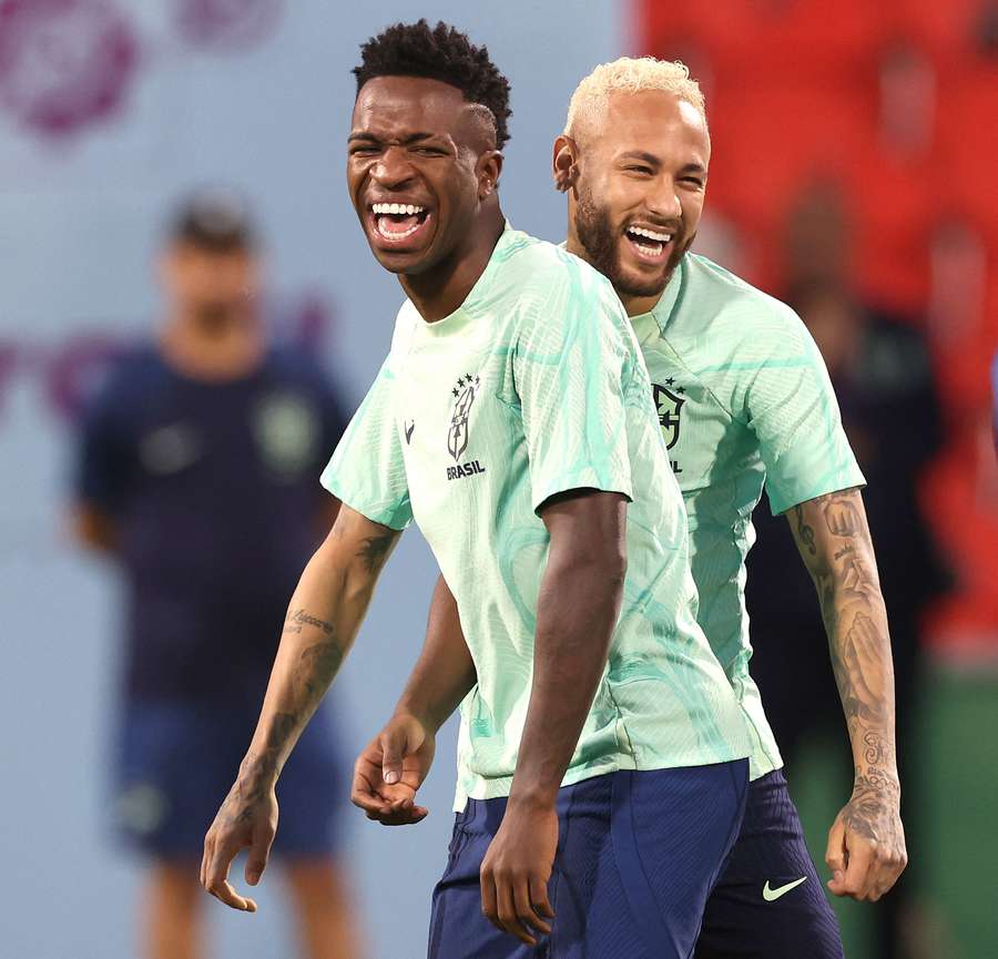 Neymar e Vinicius Junior durante treino da Seleção na Copa do Mundo de 2022