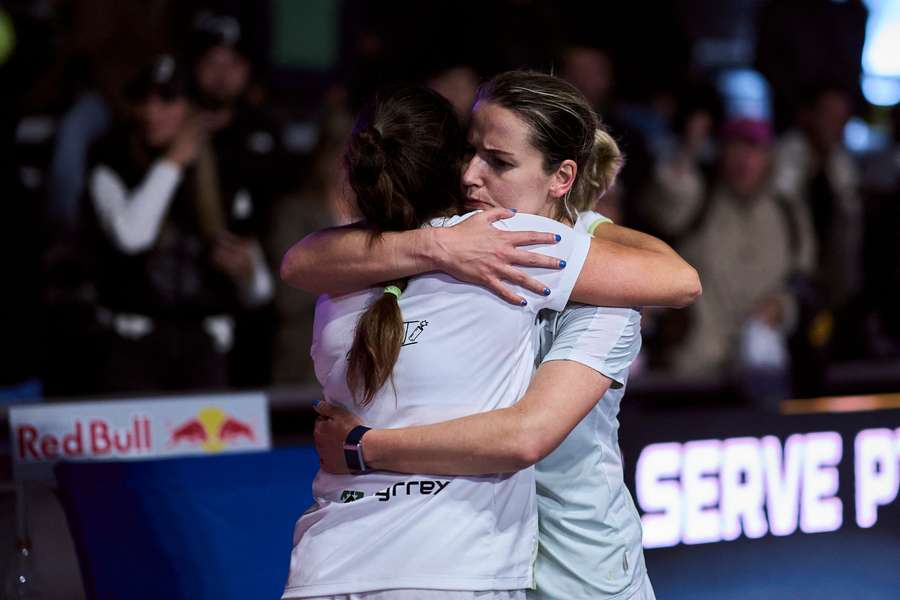 Paula y Ari se abrazan en un partido.