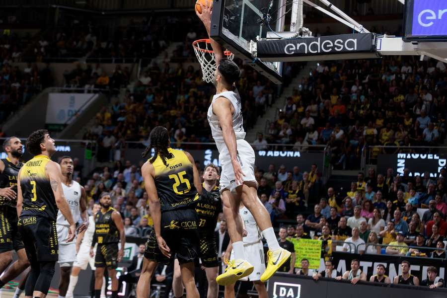 Campazzo, anotando