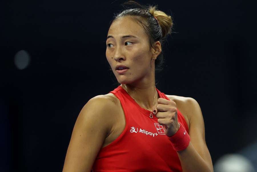 A chinesa Qinwen Zheng reage durante a final frente à russa Mirra Andreeva