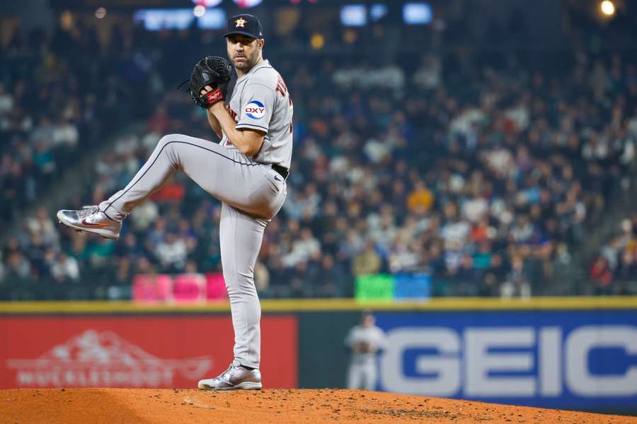 Houston Astros starting pitcher Justin Verlander throws against the Seattle Mariners during the second inning