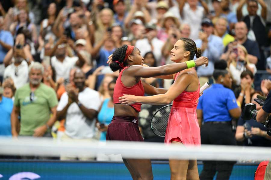 Coco Gauff, dos EUA, abraça Aryna Sabalenka, da Bielorrússia