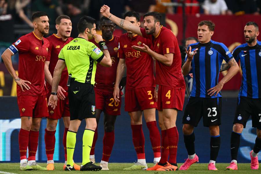 Ein gewohntes Bild: Fünf Spieler der Roma belagern Schiedsrichter Fabio Maresca.